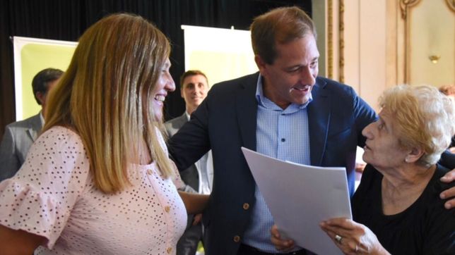 garro encabezo la entrega de escrituras a mas de 500 familias platenses