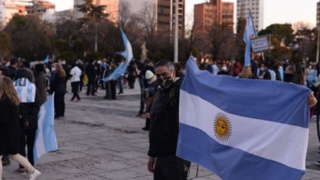 la plata se suma a la marcha y banderazo ?en defensa de las instituciones?