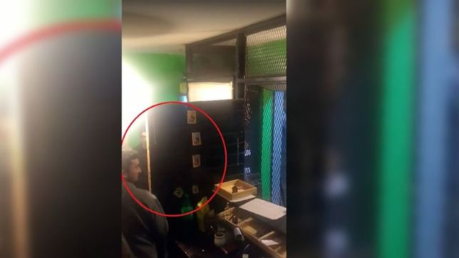 video: un ladron perseguido se escondio en un local de comidas y escapo con una milanesa