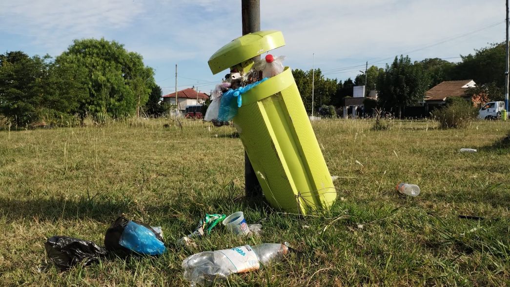Vecinos de Villa Elvira denuncian que las plazas y espacios verdes del barrio están abandonados