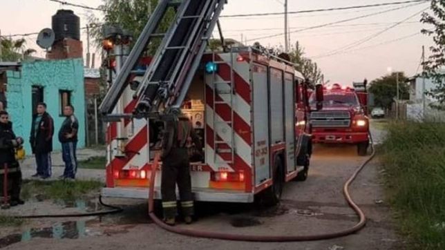 tension en berisso: se incendio una casa y una familia quedo en la calle