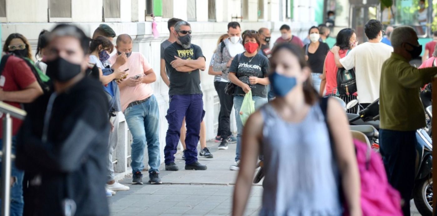 Fila hisopados hospitales