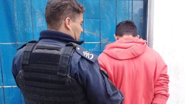 dos agentes borrachos causaron disturbios, golpearon a tres policias y terminaron presos