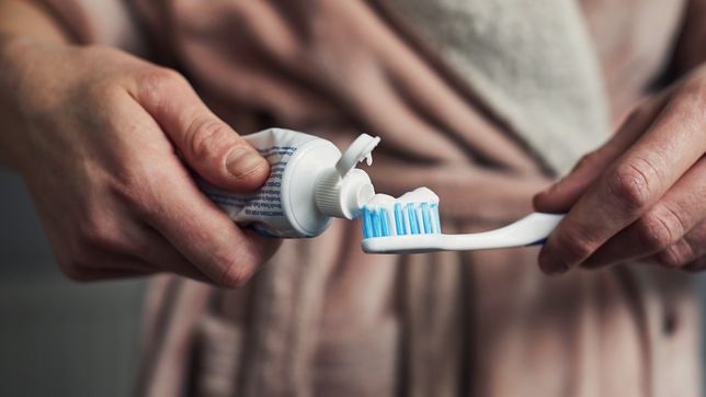 anmat prohibio la venta y uso de una pasta de dientes y enjuague bucal