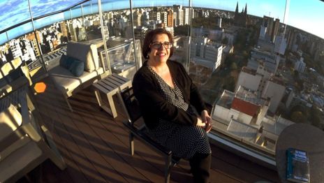 Se recibió de doctora en la UNLP, su historia recorrió el mundo en pandemia y vuelve a La Plata para presentar su libro