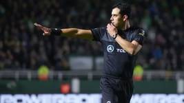 el grato recuerdo de estudiantes con rey hilfer, el arbitro del partido ante talleres el grato recuerdo de estudiantes con rey hilfer, el arbitro del partido ante talleres