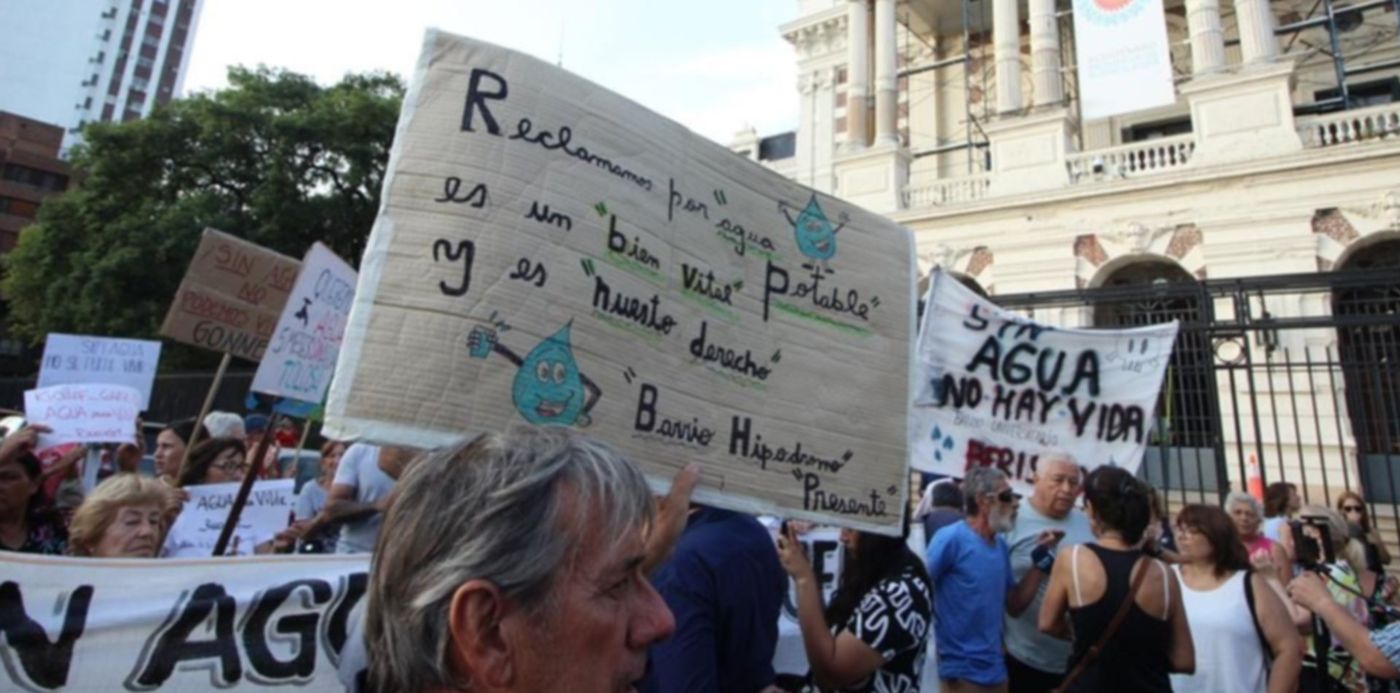 Reclamo falta de agua Casa de Gobierno