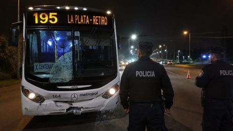 Un joven de 21 años murió tras ser atropellado por un micro en el Camino Centenario Un joven de 21 años murió tras ser atropellado por un micro en el Camino Centenario