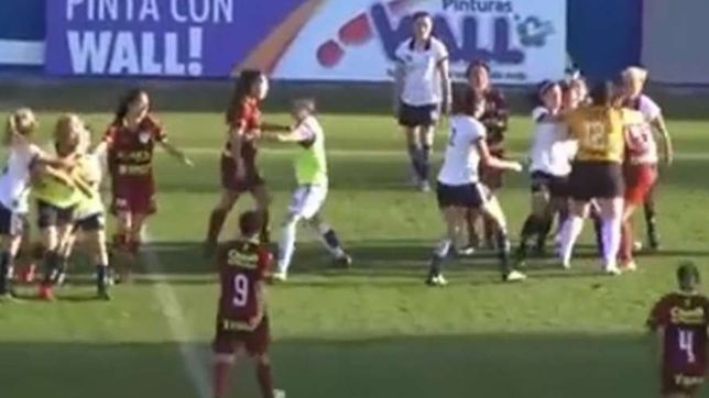video: asi fue la feroz batalla campal en el futbol femenino