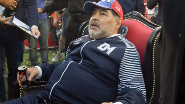 gimnasia: maradona fue recibido con una ovacion y hasta un trono en rosario para ver el partido como un rey