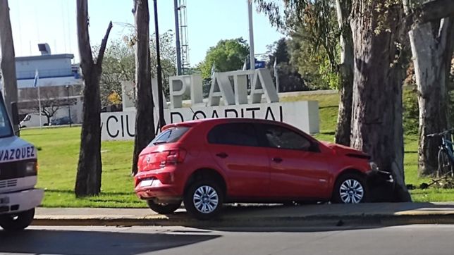 fuerte choque en la rotonda de la autopista: hubo demoras para entrar y salir de la plata
