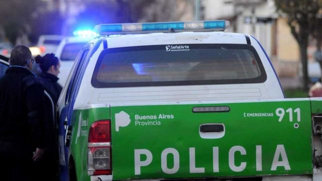 entradera en barrio aeropuerto: atacaron a una familia, escaparon en auto, se les encajo y huyeron a pie