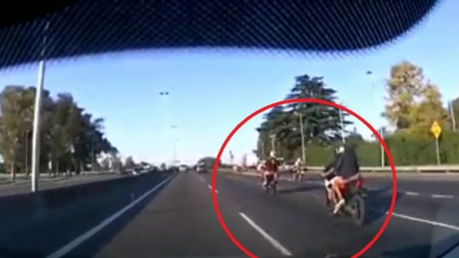 el tremendo video de motochorros armados a toda velocidad en plena autopista