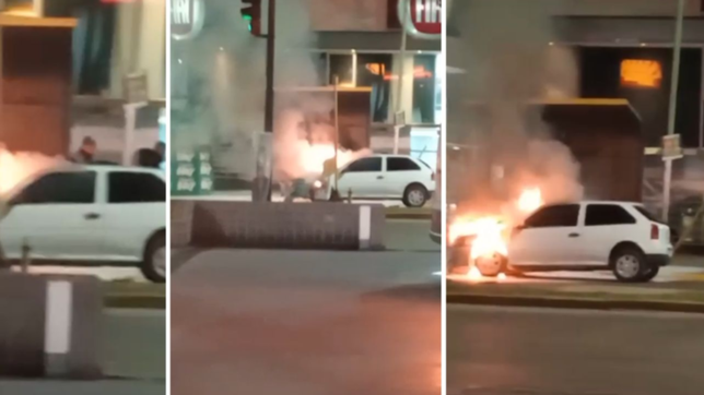 video: fuego, humo y tension por el incendio de un auto frente a una estacion de servicio