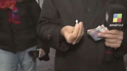 El insólito video que muestra a un movilero de televisión comprando drogas en vivo