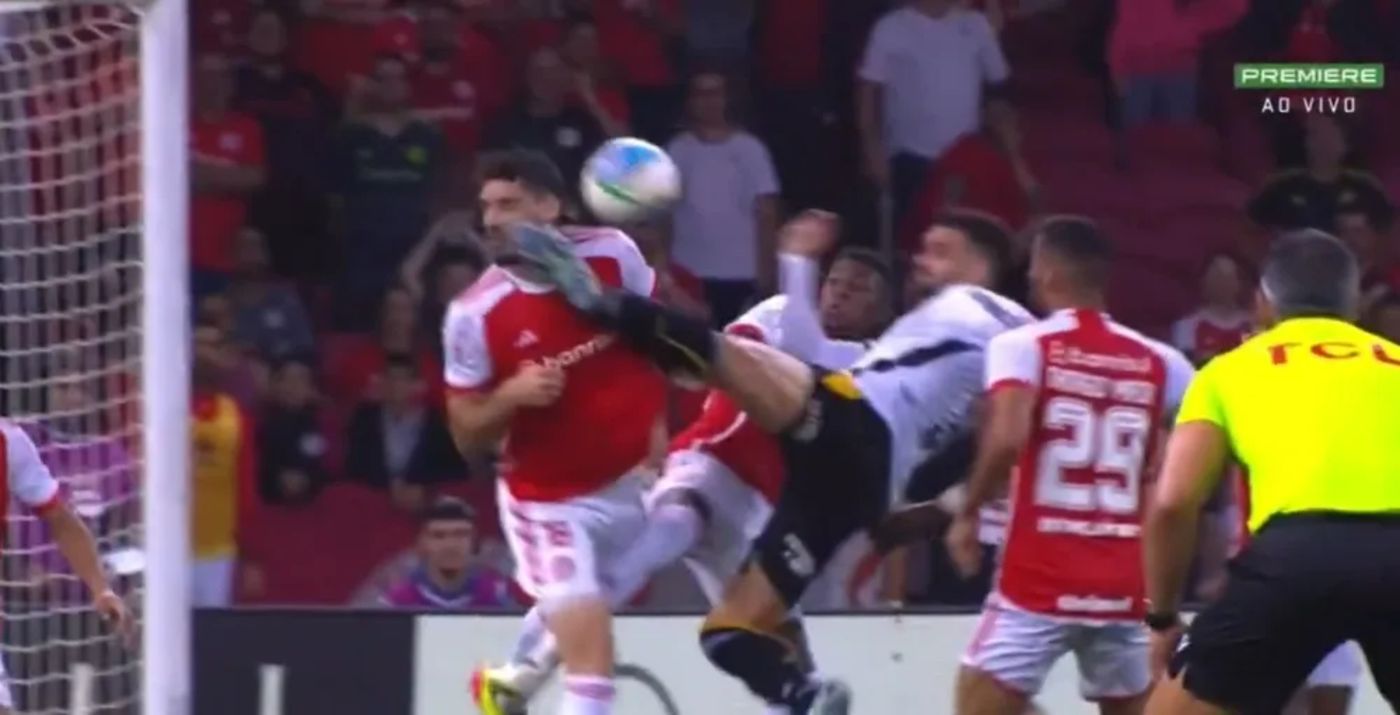 Agustín Rogel patada.jpg