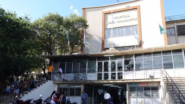 conmocion en romero: sufrio una descarga electrica en la calle y pelea por su vida