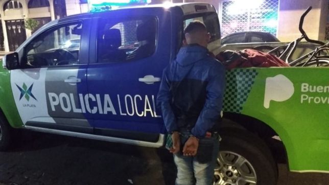 un policia le disparo, lo detuvieron y el aprovecho para entrar a su casa a robar