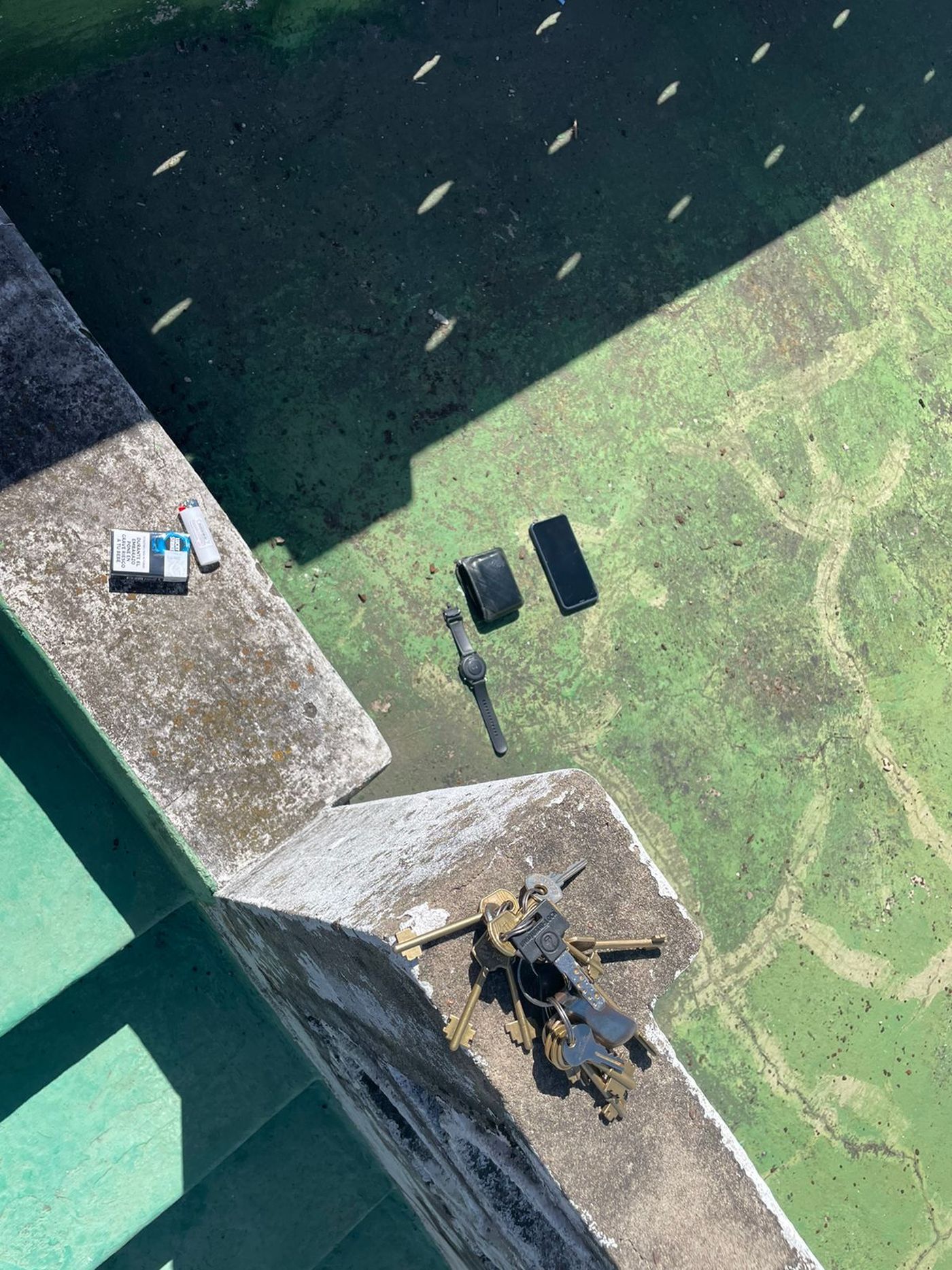 El hombre dejó sus pertenencias en la terraza y luego se arrojó.