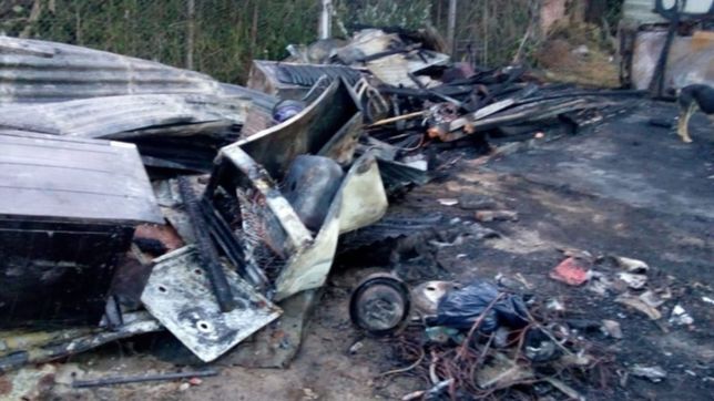 un voraz incendio devoro una vivienda de city bell y una familia quedo en la calle