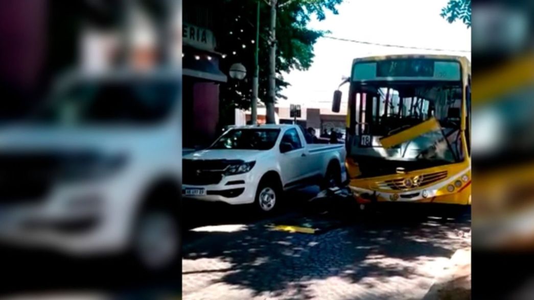 Un motociclista que huía de la Policía chocó y terminó debajo de un micro en La Plata