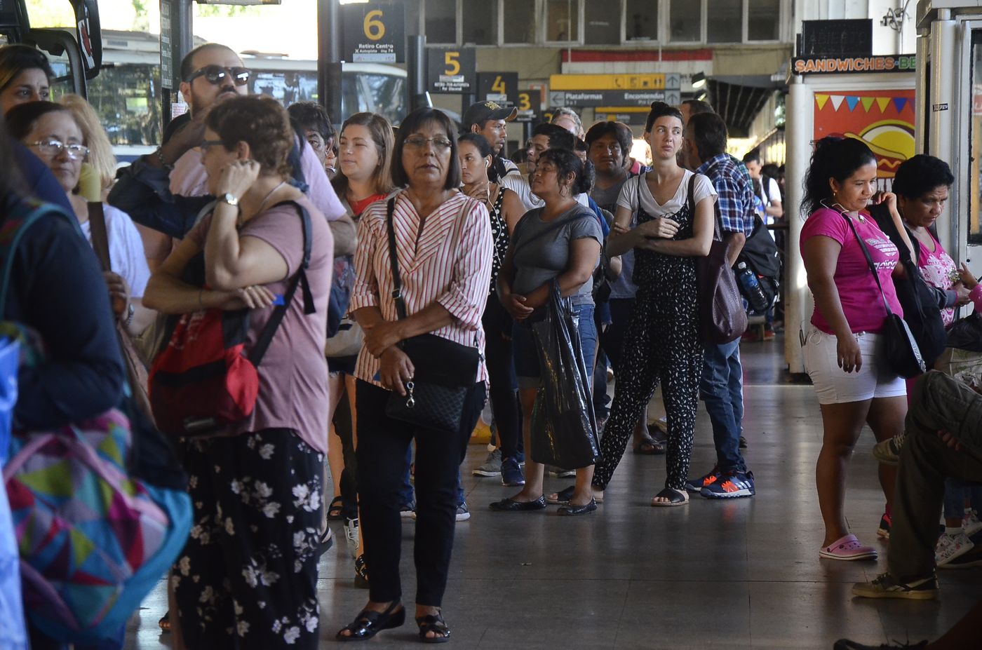 micro colectivo cola terminal.JPG