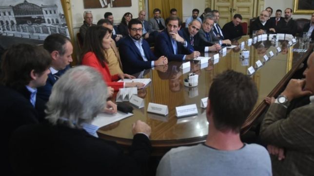 bajas de tasa, alimentos y reactivacion, los pedidos en la mesa social de garro