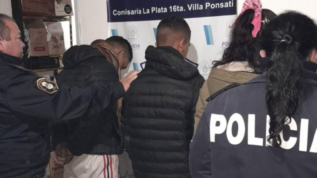 Cayó una banda que había robado una casa de La Plata y tenía hasta un subfusil