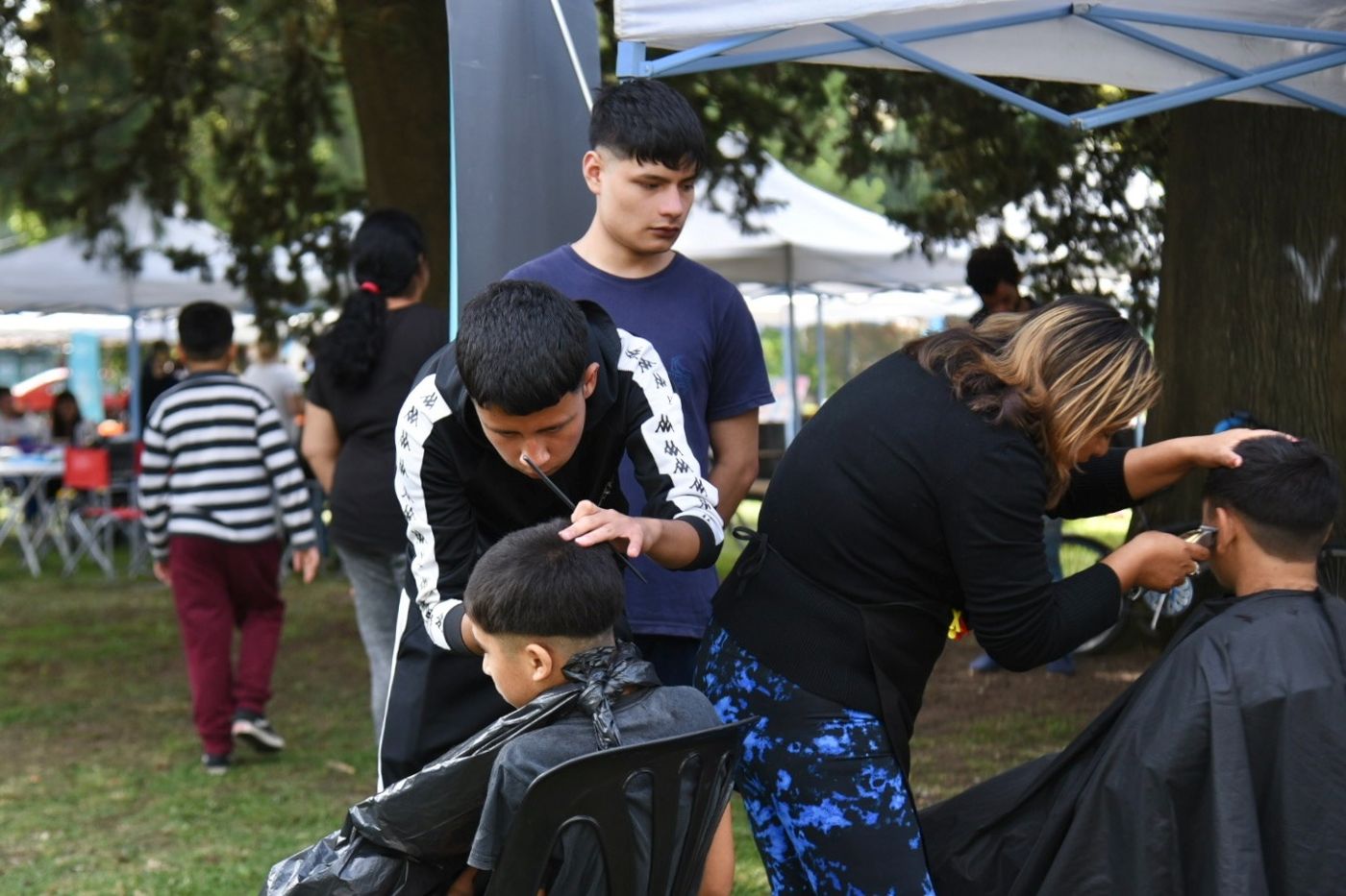 Peluqueros solidarios en Villa Elisa.jpeg