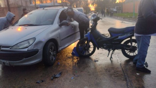 un motociclista fue embestido, volo por los aires y debio ser hospitalizado en berisso