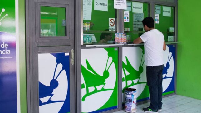 entro a una agencia de loteria a martillazos, amenazo a la empleada y escapo con $33 mil
