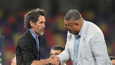 Domínguez le esquivó la mirada a Tapia al recibir la medalla de campeón del Clausura Domínguez le esquivó la mirada a Tapia al recibir la medalla de campeón del Clausura