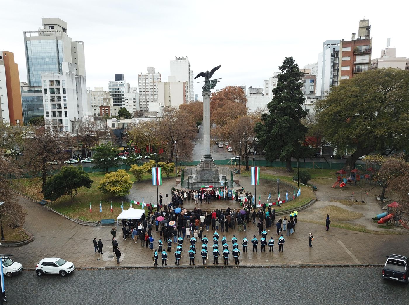 El acto de la colectividad en la Plaza Italia