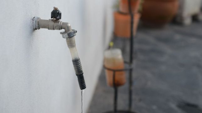 absa y kicillof en la mira: alertan por la falta de agua en la region en pleno aislamiento