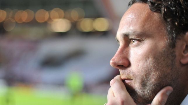 estudiantes busca un defensor que jugo en boca, racing y ahora esta en europa