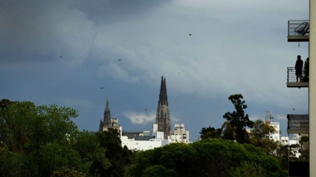 una fuerte tormenta de lluvia y viento se acerca a la plata