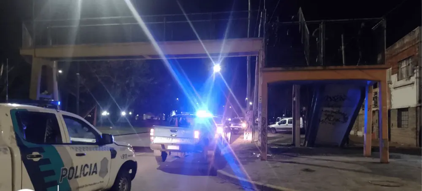 Los agentes de la comuna y de la Policía local rescataron a una mujer que intentó tirarse de un puente de La Plata. Los agentes de la comuna y de la Policía local rescataron a una mujer que intentó tirarse de un puente de La Plata.