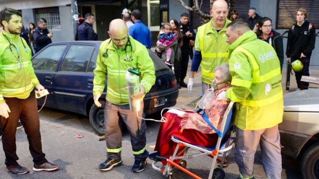 fuego y alarma en pleno centro: dos personas terminaron internadas por un incendio