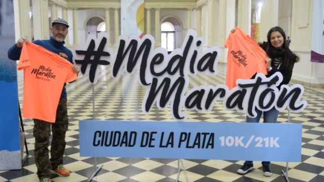 los atletas ya estan listos para largar la media maraton de la plata