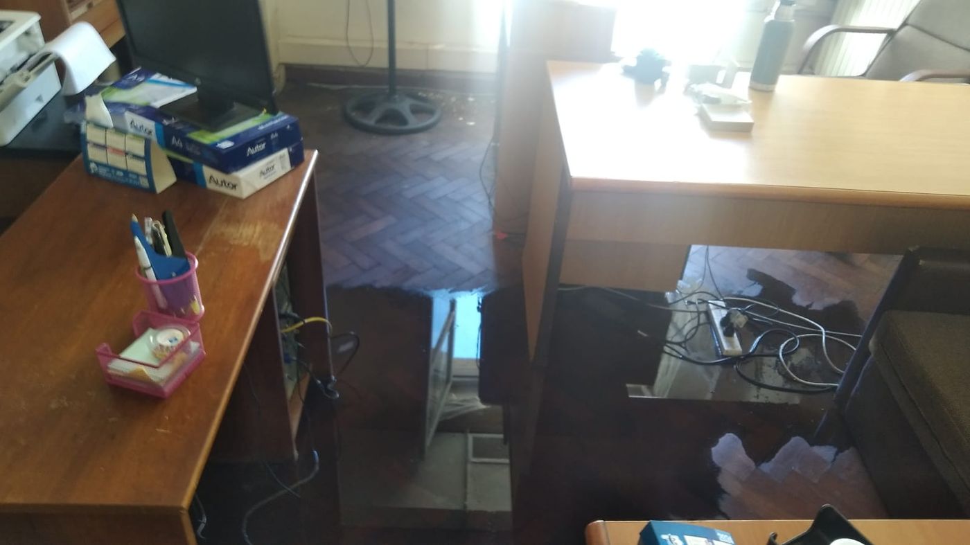 Los imponentes pisos de parquet de un edificio fundacional parte del patrimonio histórico de la provincia bajo agua