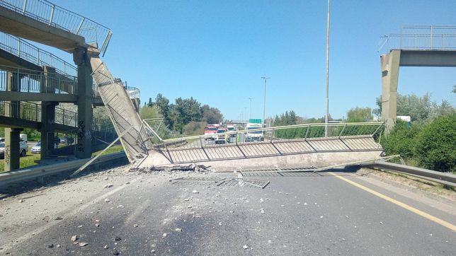 asi quedo el puente de la ruta 2 que fue derribado por un camion