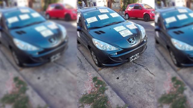 les taparon la salida del auto y le empapelaron el suyo con carteles y quejas