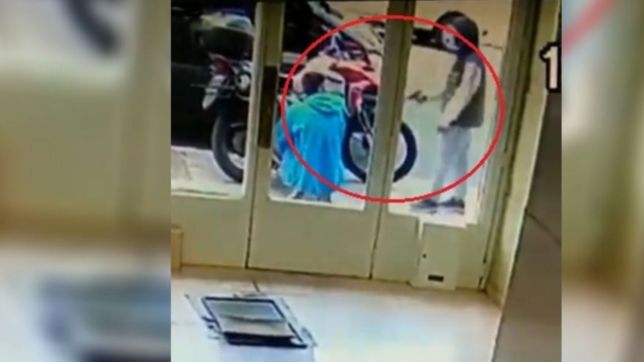 video: lo apuntaron con un arma para robarle la moto y se escondio en un comercio