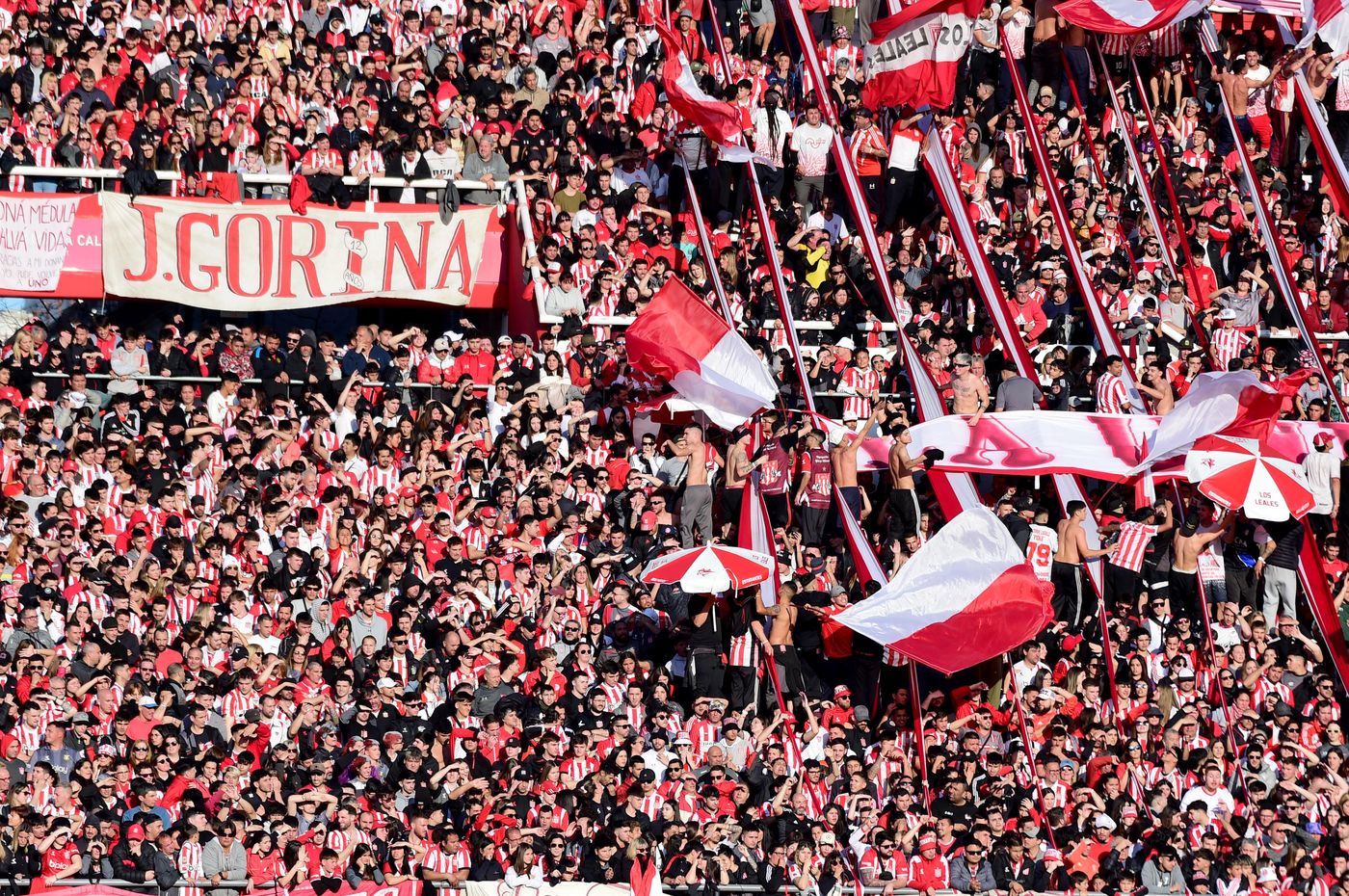 Estudiantes Gimnasia Clasico hinchas 2.jpg
