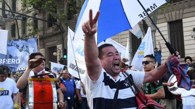 militancia y organizaciones sociales se movilizaron por el dia de la lealtad peronista