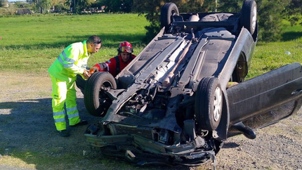 Un auto volcó en la autopista La Plata - Buenos Aires y hay grandes demoras