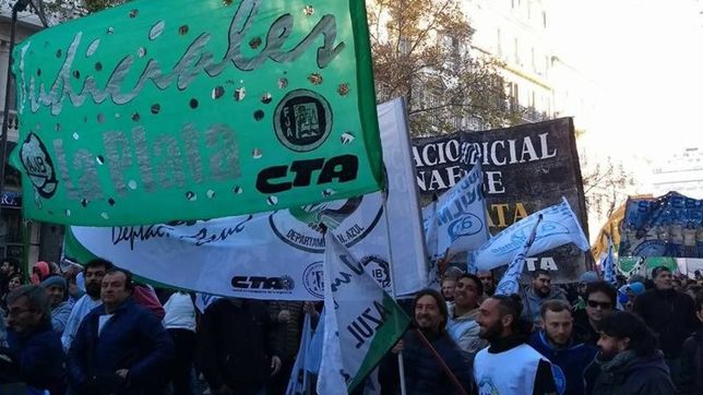 los judiciales se movilizan al centro platense ?contra el recorte salarial?