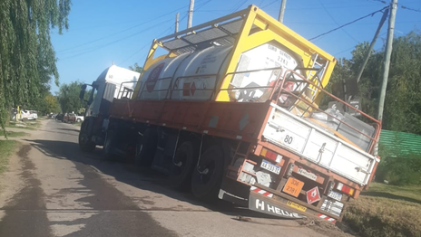 Un camión que transportaba material peligroso terminó en una zanja
