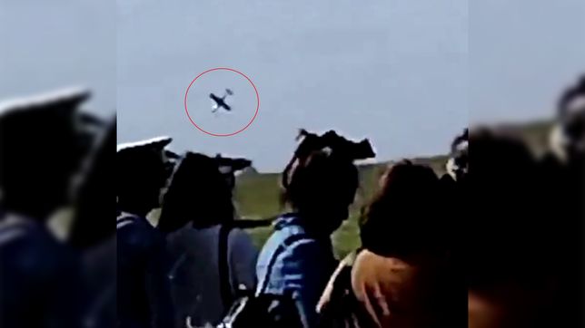 un avion que hacia acrobacias cayo y murieron sus dos tripulantes