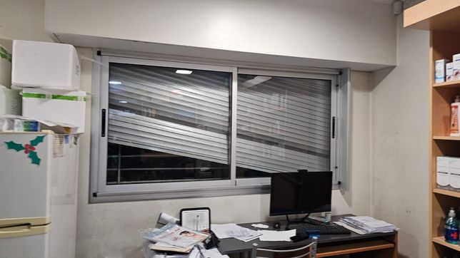 quiso robar una farmacia, escapo por el techo y lo hallaron en un insolito lugar